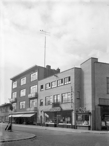 58761 Gezicht op de flatgebouwen met de woningen Van Humboldtstraat 108 - 114 (links) en 116 - 118 (rechts, Radiowinkel ...